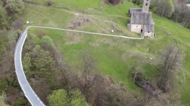 İsviçre 'deki Blenio Velley' deki Leontica 'daki Saint Carlo kilisesinde insansız hava aracı görüntüsü.