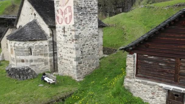 Vista Drone Igreja Saint Carlo Leontica Blenio Velley Suíça — Vídeo de Stock