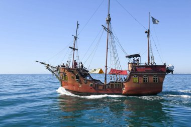 Cape Town, Güney Afrika - 3 Şubat 2023: Güney Afrika 'daki Cape Town rıhtımında turistik korsan gemisi