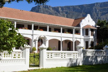 Cape Town, Güney Afrika - 2 Şubat 2023: Şirketin Güney Afrika 'daki Cape Town' daki bahçesindeki koloni evi