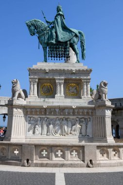 Budapeşte, Macaristan - 20 Mayıs 2023: Macaristan 'da Budapeşte' deki Balıkçı Kalesi 'nde anıt