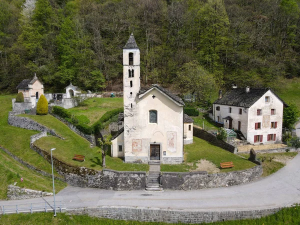 Widok Drona Kościele Lottigna Dolinie Blenio Alpach Szwajcarskich — Zdjęcie stockowe