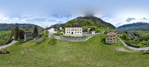 スイスアルプスのブレニオ渓谷にあるロッティグナ教会のドローンビュー — ストック写真