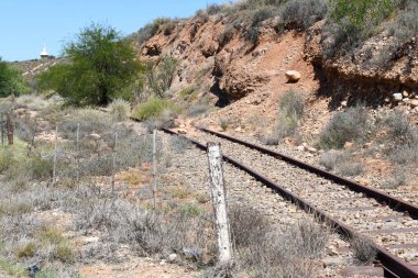 Güney Afrika 'da 62. karayolu yakınında kullanılmayan tren rayları.