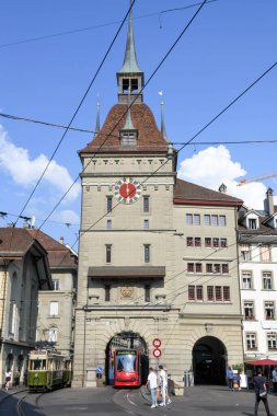 Bern, İsviçre - 10 Haziran 2023: İsviçre 'deki ünlü saat kulesi, Unesco Dünya Mirası