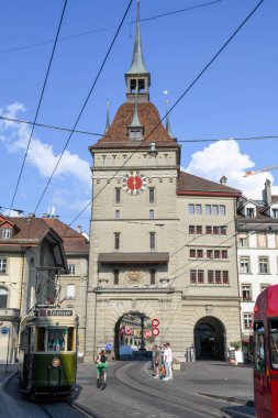 Bern, İsviçre - 10 Haziran 2023: İsviçre 'deki ünlü saat kulesi, Unesco Dünya Mirası