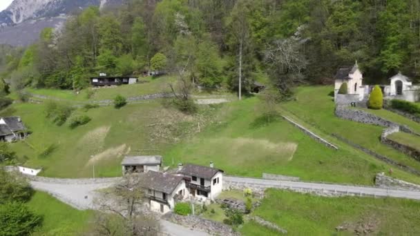 Utsikt Över Lottignas Kyrka Och Museum Blenio Dalen Schweiziska Alperna — Stockvideo