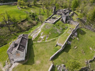 İsviçre 'nin İtalya bölgesindeki Blenio Vadisi' ndeki Serravalle kalesinin harabelerinde insansız hava aracı görüntüsü.