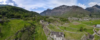 İsviçre 'nin İtalya bölgesindeki Blenio Vadisi' ndeki Serravalle kalesinin harabelerinde insansız hava aracı görüntüsü.
