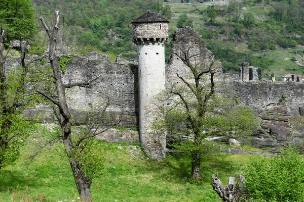 スイスのイタリア部分のBlenio渓谷にあるSerravalle城の遺跡で見る — ストック写真