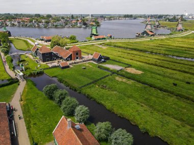 Hollanda yakınlarındaki Zaanse Schans 'ın yel değirmenlerinin insansız hava aracı görüntüsü