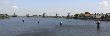 Amsterdam yakınlarındaki Zaanse Schans yel değirmenlerine bakın.