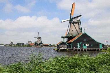 Amsterdam yakınlarındaki Zaanse Schans yel değirmenlerine bakın.