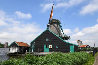 Zaanse Schans, Hollanda - 21 Haziran 2023: Hollanda yakınlarındaki Amsterdam yakınlarındaki Zaanse Yel Değirmenleri 'ne bakın