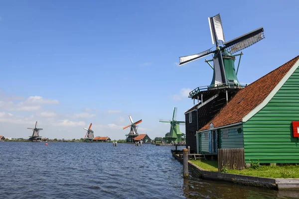 オランダのアムステルダム近くのザーンセ スカンスの風車で見る — ストック写真