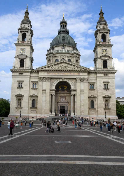 ハンガリーのブダペスト 2023年5月20日 ハンガリーのブダペストにある聖シュテファン大聖堂前の歩行者ゾーンでの眺め — ストック写真