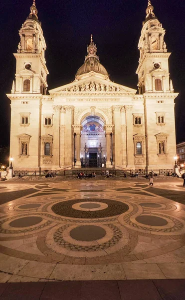ハンガリーのブダペスト 2023年5月20日 ハンガリーのブダペストにある聖シュテファン大聖堂前の歩行者ゾーンでの眺め — ストック写真