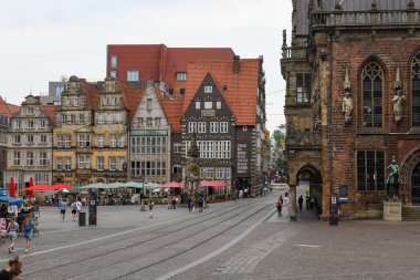 Bremen, Almanya - 22 Haziran 2023: Almanya Bremen 'deki belediye binası ile pazar meydanı