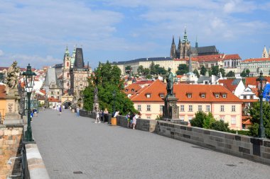 Prag, Çek Cumhuriyeti - 25 Haziran 2023: Çek Cumhuriyeti Prag 'daki Charles köprüsünde yürüyen insanlar