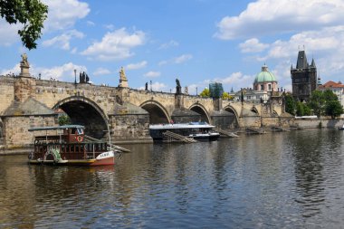 Prag, Çek Cumhuriyeti - 25 Haziran 2023: Çek Cumhuriyeti Prag 'daki Charles köprüsünde yürüyen insanlar