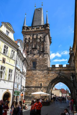 Prag, Çek Cumhuriyeti - 25 Haziran 2023: Çek Cumhuriyeti Prag 'daki Charles köprüsünde yürüyen insanlar