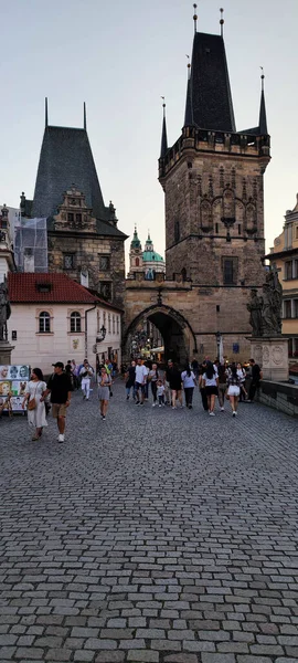 Praga República Checa Junho 2023 Pessoas Caminhando Ponte Charles Praga — Fotografia de Stock