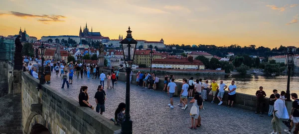 Praga República Checa Junho 2023 Pessoas Caminhando Ponte Charles Praga — Fotografia de Stock