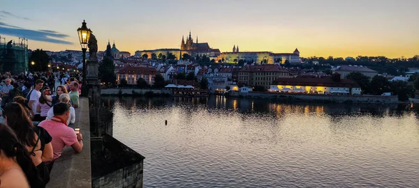 Прага Чешская Республика Июня 2023 Года Люди Ходят Карлову Мосту — стоковое фото