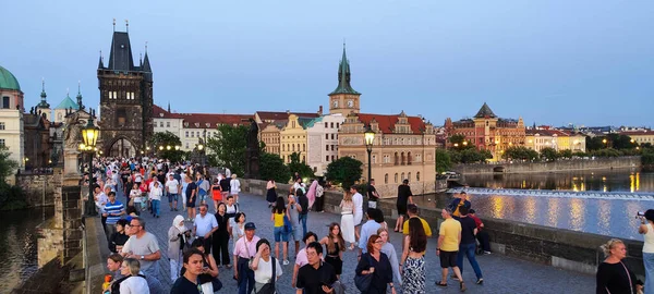 Praha Června 2023 Lidé Chodící Karlově Mostě Praze — Stock fotografie