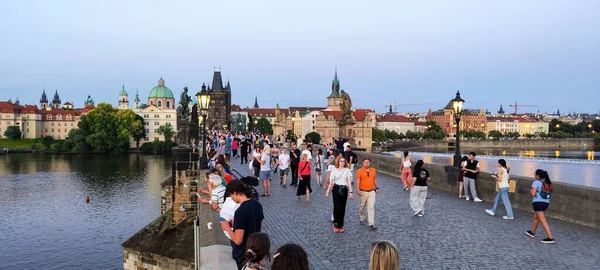 Praha Tsekin Tasavalta Kesäkuuta 2023 Ihmiset Kävelevät Kaarlen Sillalla Prahassa — kuvapankkivalokuva