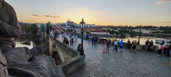 Прага Чешская Республика Июня 2023 Года Люди Ходят Карлову Мосту — стоковое фото