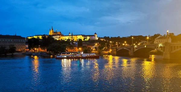 Prag Tjeckien Juni 2023 Motorbåtar Som Trafikerar Prag Tjeckiska Republiken — Stockfoto