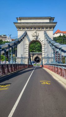 Budapeşte, Macaristan - 20 Mai 2023: Macaristan 'daki Budapeşte Köprüsü' ne bakın