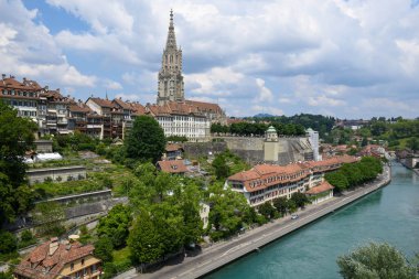 Bern, İsviçre - 10 Haziran 2023: İsviçre 'deki Bern nehri