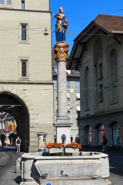 Bern, İsviçre - 10 Haziran 2023: İsviçre 'deki Bern çeşmesinin heykeli