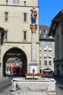 Bern, İsviçre - 10 Haziran 2023: İsviçre 'deki Bern çeşmesinin heykeli