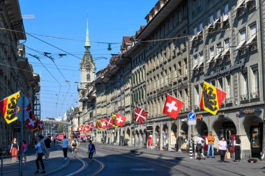 Bern, İsviçre - 10 Haziran 2023: İsviçre 'de Bern' in merkezinde sokak