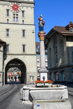 Bern, İsviçre - 10 Haziran 2023: İsviçre 'deki Bern çeşmesinin heykeli