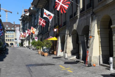 Bern, İsviçre - 10 Haziran 2023: İsviçre 'de Bern' in merkezinde sokak