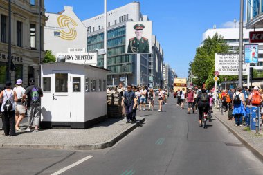 Berlin, Almanya - 24 Haziran 2023: Almanya 'da kontrol noktası Charlie' yi ziyaret eden insanlar