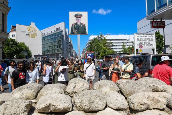 Берлин, Германия - 24 июня 2023 года: люди фотографируют на контрольно-пропускном пункте Charlie на Берлине в Германии