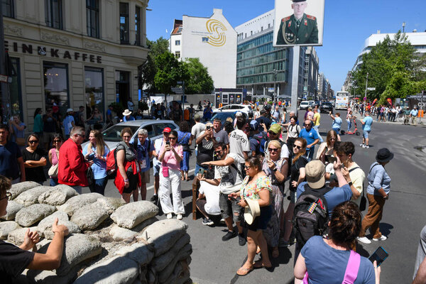 Берлин, Германия - 24 июня 2023 года: люди фотографируют на контрольно-пропускном пункте Charlie на Берлине в Германии
