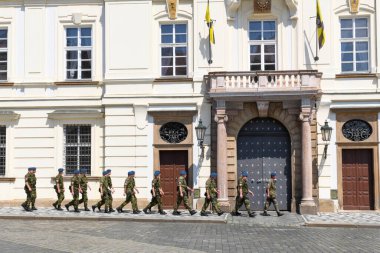 Prag, Çek Cumhuriyeti - 26 Haziran 2023: Çek Cumhuriyeti Prag 'daki kalenin önünde yürüyen askerler