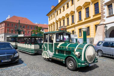 Prag, Çek Cumhuriyeti - 26 Haziran 2023: Çek Cumhuriyeti Prag 'daki şatonun önündeki turist treni