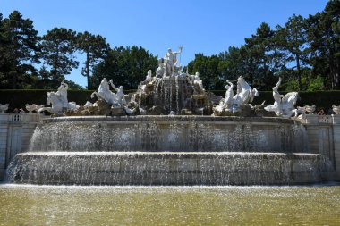 Viyana, Avusturya - 29 Haziran 2023: Avusturya Viyana 'daki Schoenbrunn sarayının çeşmesine bakın