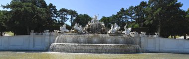 Viyana, Avusturya - 29 Haziran 2023: Avusturya Viyana 'daki Schoenbrunn sarayının çeşmesine bakın