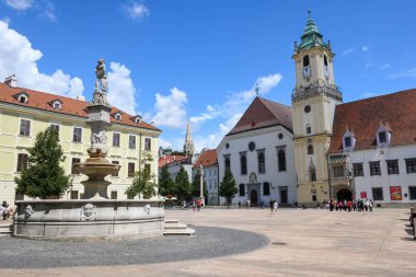 Bratislava, Slovakya - 28 Haziran 2023: Slovakya 'nın Bratislava kentindeki eski belediye binası ile ana meydan