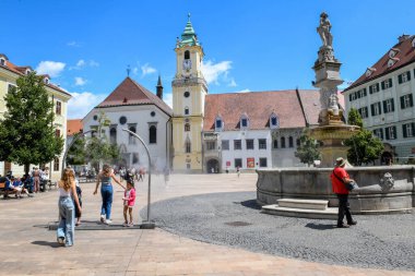 Bratislava, Slovakya - 28 Haziran 2023: Slovakya 'nın Bratislava kentindeki eski belediye binası ile ana meydan