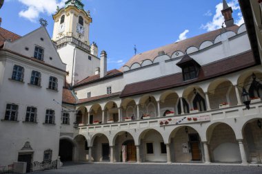 Bratislava, Slovakya - 28 Haziran 2023: Slovakya 'daki Bratislava' daki eski belediye binasının avlusu