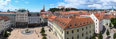 Bratislava, Slovakya - 28 Haziran 2023: Slovakya 'nın Bratislava kentindeki eski belediye binasının ana kare manzarası